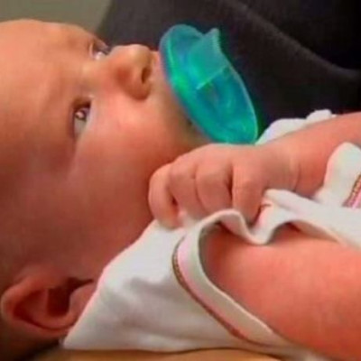 Μωρό γεννήθηκε χωρίς χέρι και μαθητές λυκείου βρήκαν τη λύση για να το βοηθήσουν!(βίντεο)