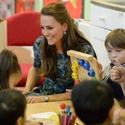 Κέιτ Μίντλεντον: Δείτε τι δώρο δέχθηκε για το γιο της από παιδάκια σε φιλανθρωπικό κάλεσμα