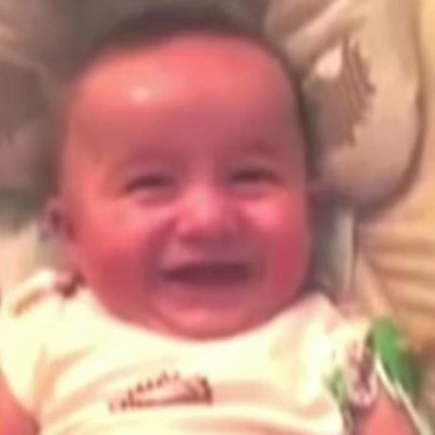 Αυτό το μωράκι έχει το πιο παράξενο και πρωτότυπο γέλιο που έχετε ακούσει ποτέ! (βίντεο)