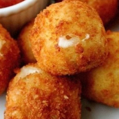 Συνταγή για πανεύκολες τυροκροκέτες με τρία υλικά!