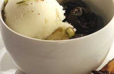 Δαμάσκηνα με παγωτό βανίλια, πράσινο τσάι και σιρόπι εσπρέσο