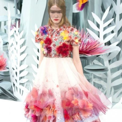 Behind the dress: Η απίστευτη ιστορία πίσω από τη δημιουργία ενός Chanel Couture φορέματος