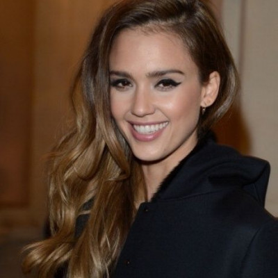 Μόλις κουρεύτηκε! Δείτε πρώτες τη Jessica Alba με κοντό καρέ