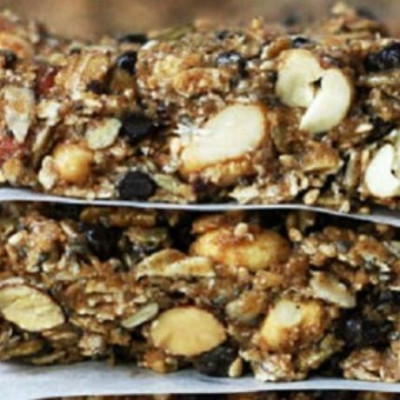 Συνταγή για τις πιο εύκολες και νόστιμες μπάρες δημητριακών με μπανάνα και σοκολάτα!