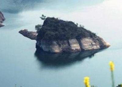 Υπάρχει νησί που αναδύεται μόνο κάθε άνοιξη