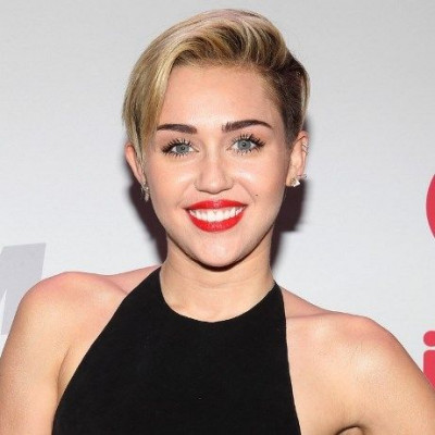 Miley,χωράς από... τις πόρτες τέλος πάντων;Οι νέες φωτογραφίες του Patrick που τον «καίνε»