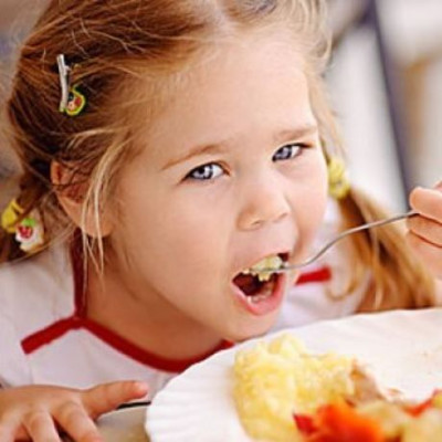 Οικογενειακή έξοδος την 25η Μαρτίου: Τι μπορεί να φάει ένα μωρό κι ένα παιδί;