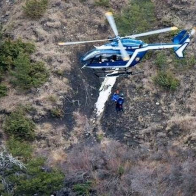 Eίχε κλειδωθεί έξω από το πιλοτήριο o ένας πιλότος- Τα σενάρια γύρω από τη συντριβή
