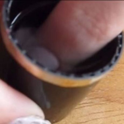 Βούτηξε τα νύχια της σε καθαρό οινόπνευμα και αυτό που ακολούθησε είναι εντυπωσιακό