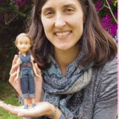 Πανέμορφο! Αυτή η μαμά έκανε τις κούκλες της κόρης της να μοιάζουν με κανονικές γυναίκες!