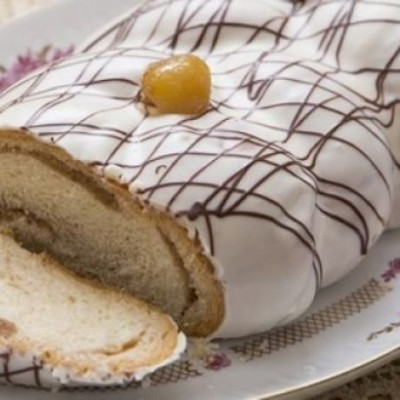 Συνταγή για το πιο λαχταριστό τσουρέκι με γέμιση κάστανο και επικάλυψη λευκής σοκολάτας!