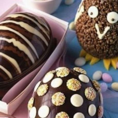 Έτσι θα φτιάξετε εντυπωσιακά σοκολατένια αυγά για το Πάσχα, εύκολα και οικονομικά!