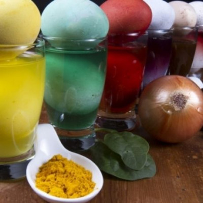 Συνταγές για να βάψεις τα αβγά με υλικά από την κουζίνα σου