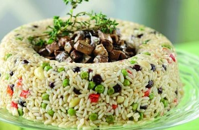 Πιλάφι με κρασάτη συκωταριά, λαχανικά σταφίδες και αμύγδαλα