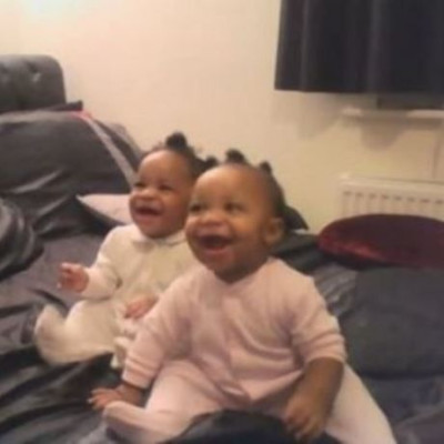 Η μαμά τραγουδάει και αυτά τα διδυμάκια χορεύουν με τον πιο απολαυστικό τρόπο! (βίντεο)