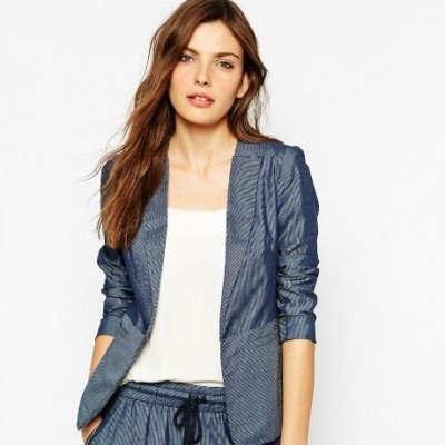 Απορίες μόδας; Πώς μπορώ να φορέσω το μπλε λινό σακάκι μου;