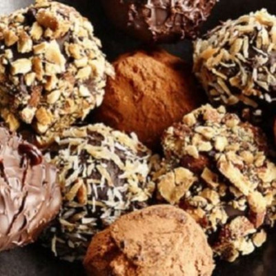 Φτιάξτε με τα κουλουράκια του Πάσχα που σας έχουν περισσέψει λαχταριστά τρουφάκια!