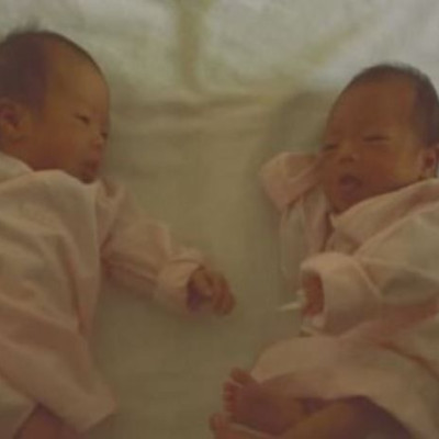 Συγκινητικό: Τις χώρισαν στη γέννα και γνωρίστηκαν τυχαία μετά από 25 χρόνια(βίντεο)