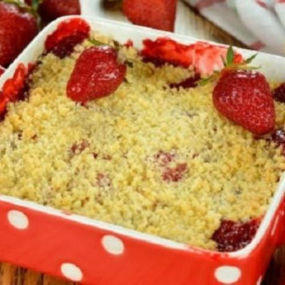 Συνταγή για το πιο λαχταριστό φραουλένιο γλυκό με 4 υλικά!