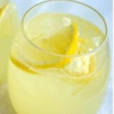 Συνταγή για σπιτική λεμονάδα για όλη την οικογένεια με 3 υλικά!