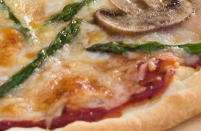 Ιταλική πίτσα ναπολιτάνα με λαχανικά και καπνιστό τυρί