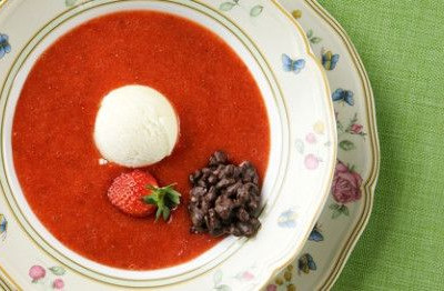 Σούπα φράουλας με παγωτό βανίλια