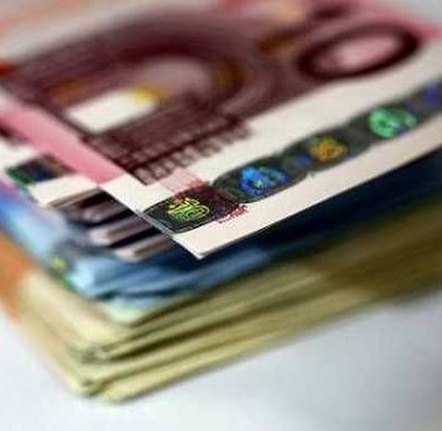 Τα 7 επιδόματα που θα αυξηθούν μετά την αύξηση του κατώτατου μισθού