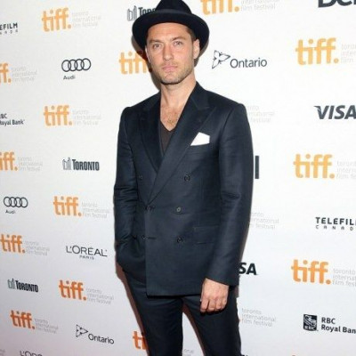 Ίδιοι σαν δυο σταγόνες νερό! Ο γιος του Jude Law ενηλικιώθηκε και του μοιάζει απίστευτα!