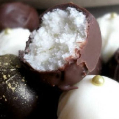 Συνταγή για τα πιο νόστιμα τρουφάκια καρύδας με 3 υλικά