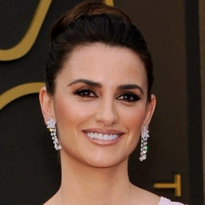 Δείτε την Penelope Cruz με... ολόσωμη δερμάτινη φόρμα & αναφωνήστε άφοβα «OMG»!