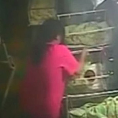 Σοκ! Μαία χτυπά νεογέννητο για να σταματήσει το κλάμα (βίντεο)