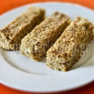 Μπάρες δημητριακών με μέλι, φιστίκια Αιγίνης και βερίκοκα, από το Γιώργο Γεράρδο!