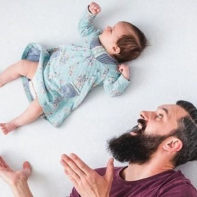 Μπαμπάς και νεογέννητη κόρη φωτογραφίζονται με τον ποιο γλυκό και αστείο τρόπο!