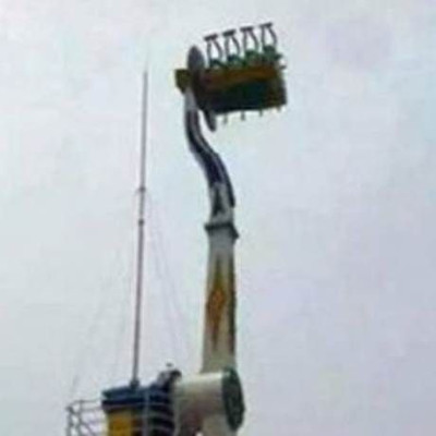 Σοκαριστικό δυστύχημα σε λούνα παρκ: Έπεσαν στο κενό από τα 20 μέτρα! (video)