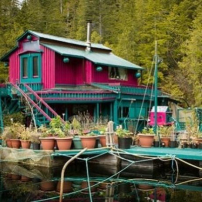 Ζευγάρι έφτιαξε ένα ιδιωτικό πλωτό νησί, για να περάσει το υπόλοιπο της ζωής του!