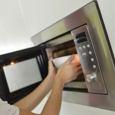 Αυτές τις τροφές δεν πρέπει να τις βάλετε ποτέ στο φούρνο μικροκυμάτων!