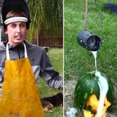 Τι γίνεται αν ρίξεις λιωμένο αλουμίνιο σε… καρπούζι; Τέχνη! (video)