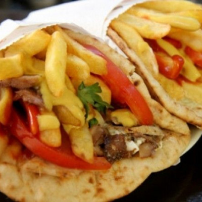 Πόσες θερμίδες παίρνετε κάθε φορά που τρώτε μία πίτα-σουβλάκι...