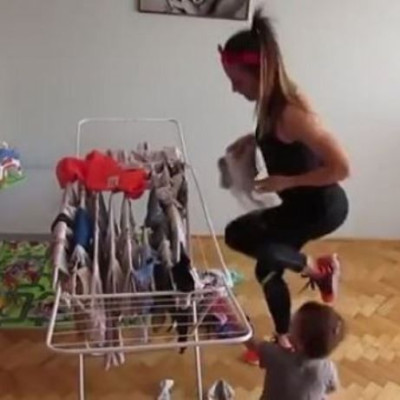 Το βίντεο που έγινε viral εν μια νυκτί! Πώς μπορούν να γυμναστούν οι μαμάδες!