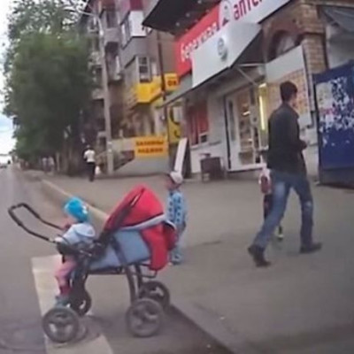 Δείτε πού μπορεί να οδηγήσει η απροσεξία κάποιων μαμάδων (βίντεο)