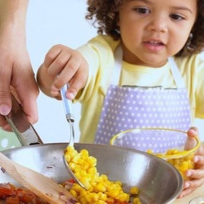 Αυτό είναι το κόλπο για να καθαρίσετε εύκολα το καμμένο φαγητό από τα σκεύη της κουζίνας