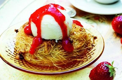 Κανταϊφένιες φωλιές με παγωτό καϊμάκι και σάλτσα φράουλας