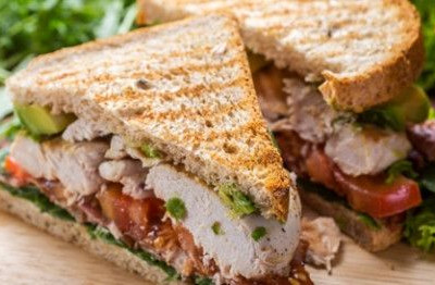 Club sandwich με κοτόπουλο, μπέικον και αβοκάντο