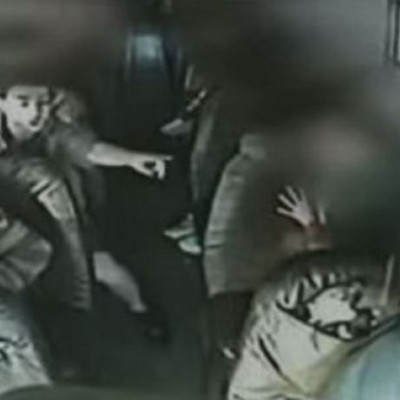 Παιδί οδήγησε σχολικό λεωφορείο όταν ο οδηγός έχασε τις αισθήσεις του! (βίντεο)