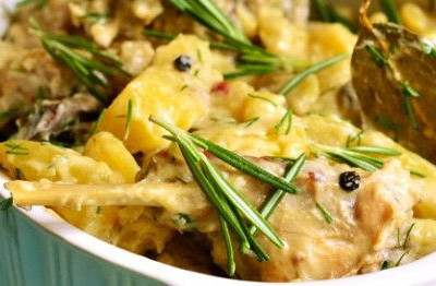 Κουνέλι στη γάστρα με δεντρολίβανο και κρασί