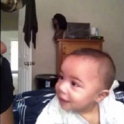 Ταλέντο από κούνια! Δείτε τι κάνει αυτό το κοριτσάκι και ξαφνιάζει τους πάντες! (βίντεο)