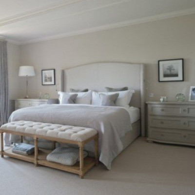 Βάλτε την άκρη του κρεβατιού στο διακοσμητικό παιχνίδι