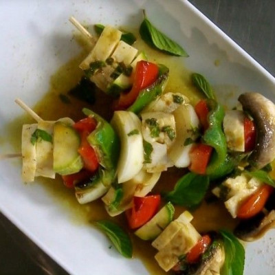 Σουβλάκια με μαστέλο Χίου και λαχανικά