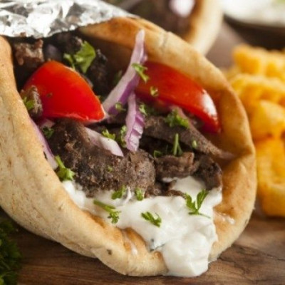 Πίτα με γύρο και τζατζίκι: Θερμίδες και διατροφική αξία