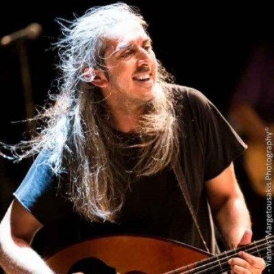 Ο Γιάννης Χαρούλης για μία επιπλέον συναυλία στο Θέατρο Βράχων